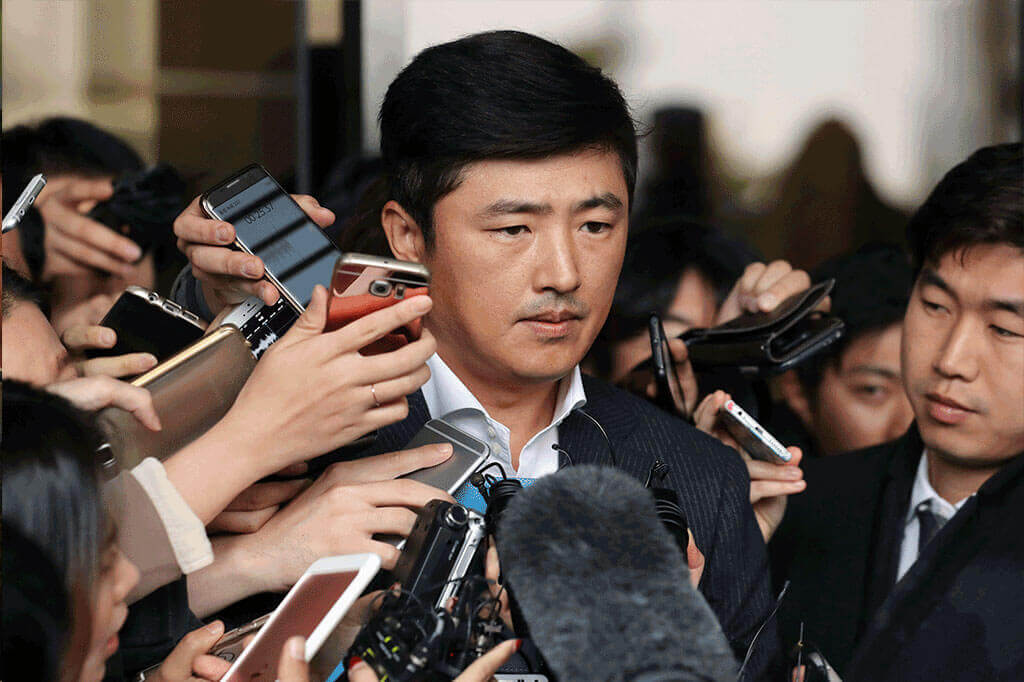 Mr Ko surrounded by reporters after undergoing questioning at the Central District Prosecution Office in Seoul, South Korea, on Oct 31, 2016.