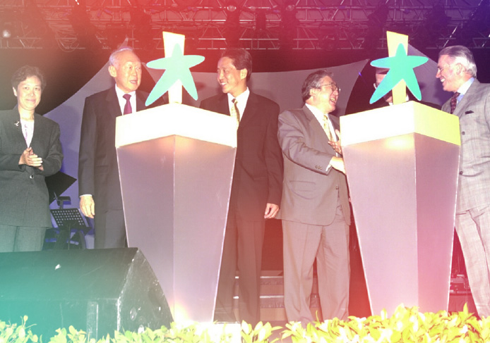 Among those at StarHub’s launch event on April 1, 2000 were (from left to right) Ms Ho Ching, the late Mr Lee Kuan Yew, Mr Ho Kwon Ping, Mr Jun­Ichiro Miyazu, StarHub CEO Terry Clontz (hidden) and Mr John Steele.