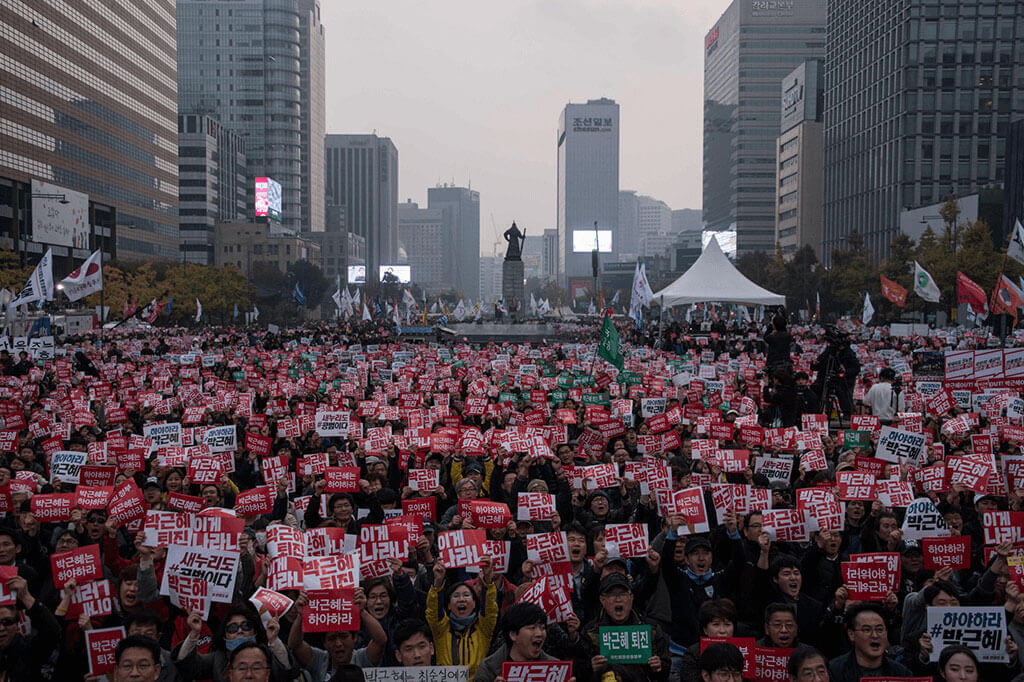 Demonstrators gather during a protest calling for the resignation of South Korean
                        President Park Geun Hye in Gwanghwamun square in central Seoul on Nov 5, 2016.
