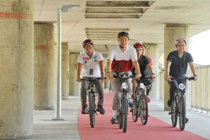 PM Lee (front centre) taking a ride on the 4km-long cycling path that loops around Ang Mo Kio. PHOTO: ST FILE